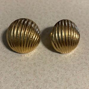 Sarah Coventry gold tone clip on earrings